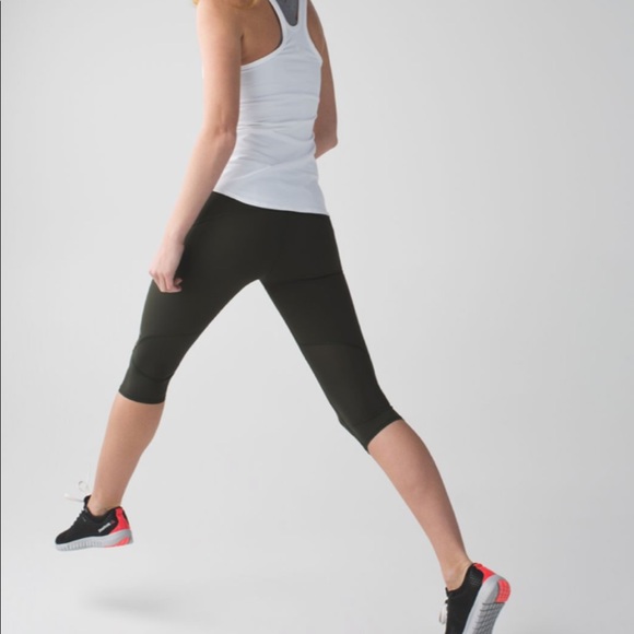 Lululemon Vent It Out Crop! Size 6. - Picture 4 of 7